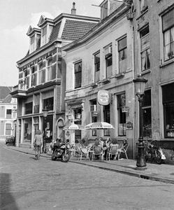 73375 Gezicht op de voorgevel van het café de Vriendschap (Wed 1) te Utrecht; vanuit het noordwesten.